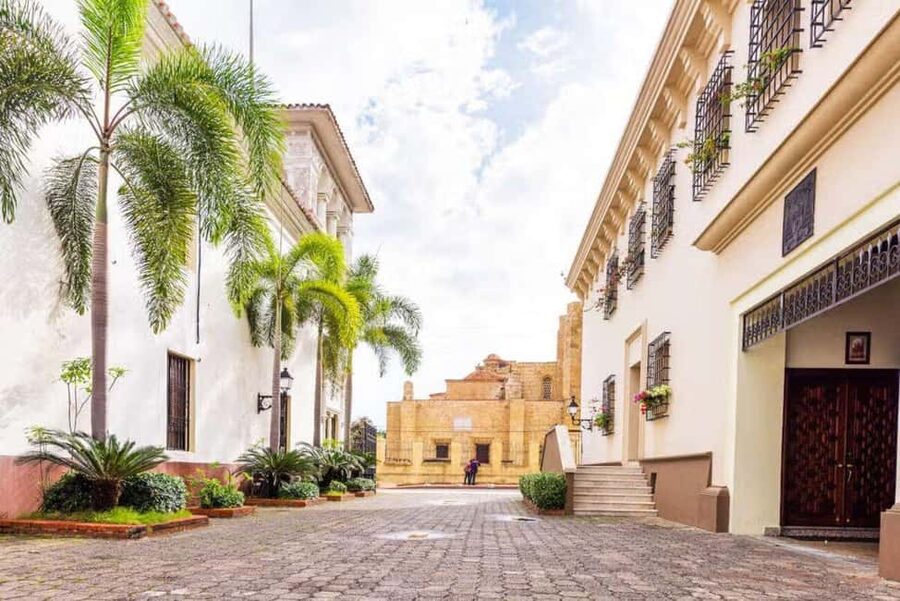 Colonial Zone: Historical Tour with a visit to the Columbus Lighthouse and Tres Ojos Park - Logistics: pickup options, drop-offs, and how long your day might run