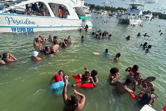 DE Hip Hop Boat Party for Adults and Free Drinks Only - Music, dancing, and the pace of the party