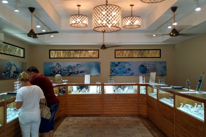 Don Lucas Cigar Factory & Store + Premium Rum Tasting (3 hours) - The gift shop and cigar store time: how to shop without getting rushed