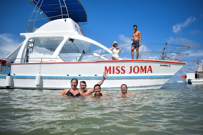 Experience for families and friends by private boat with pick-up - The crew energy: music, dancing, and feeling taken care of