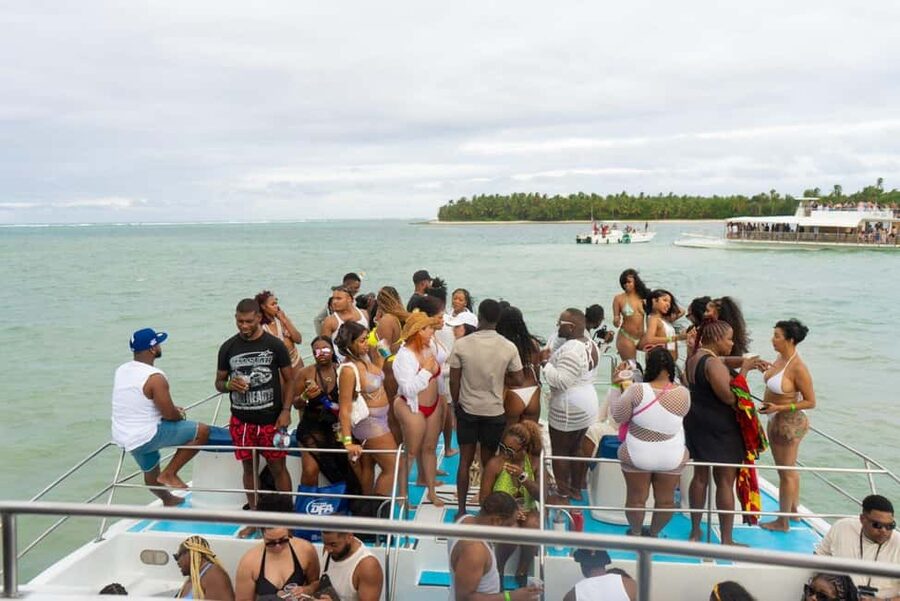 From Bavaro, Punta Cana: Boat Party, Snorkeling, Drinks, Snacks, and Transportation - Food and drinks: what is included and how to use it well