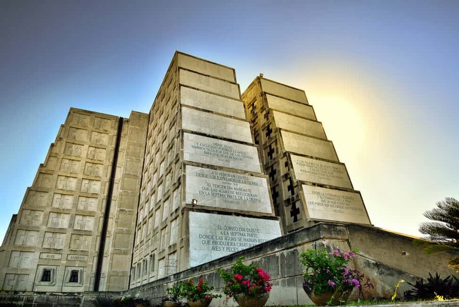 From Bavaro: Santo Domingo Colonial City Tour - Guides, languages, and what makes the narration matter