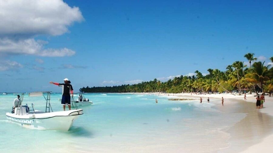 From Bayahíbe: Saona Island Catamaran Cruise with Buffet - Sailing to Saona on a catamaran: what that 1 hour 45 minutes really gives you