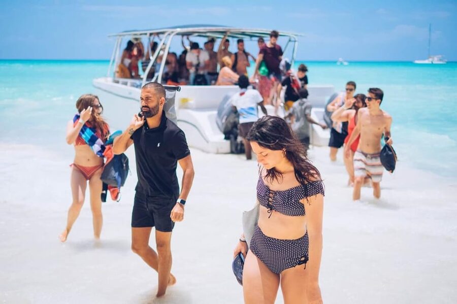 From Punta Cana: Saona Island Day Trip with Buffet Lunch - Buffet lunch on the beach, plus drinks and mojito time