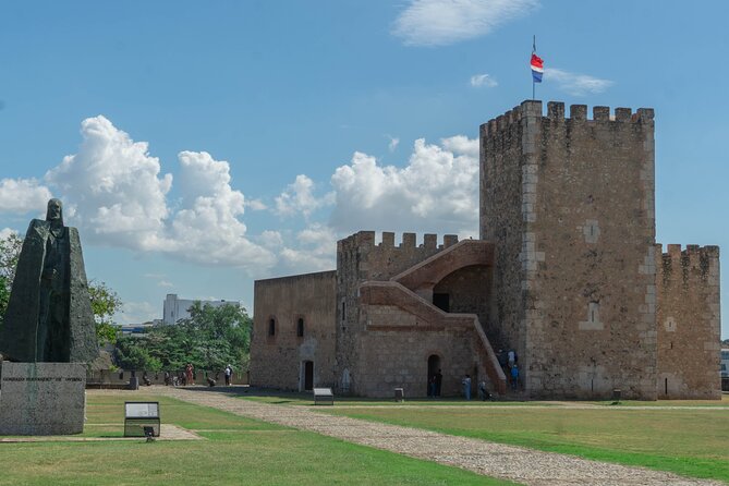 Guided Tour in the Colonial Zone of Santo Domingo - World Heritage ruins: San Francisco Monastery and the Dominican Convent
