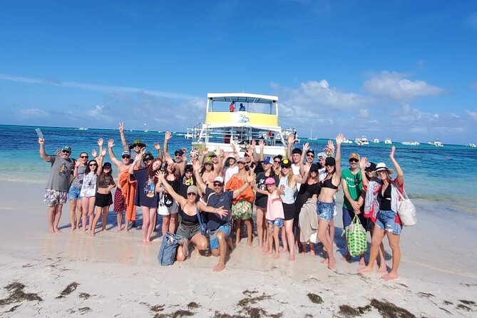 Hip Hop solo para adultos PartyBoat con Bebidas ilimitadas y Bar - Price and what you get for $65 per person