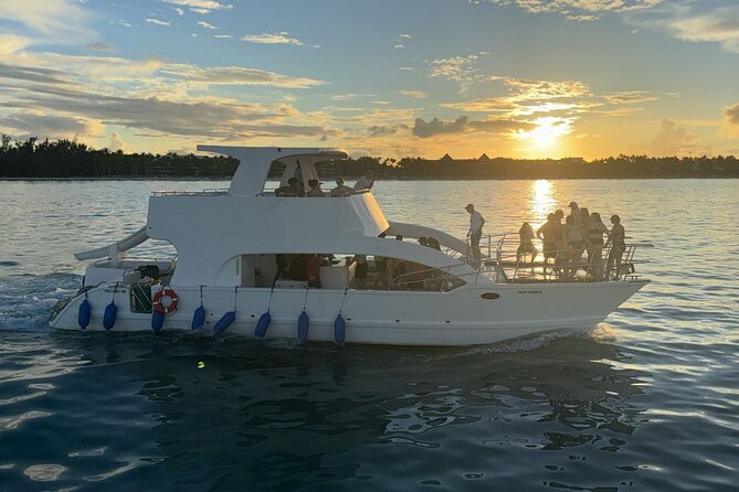 Private Catamaran Booze Cruise & Snorkeling - Price and value: $759 per group can be a bargain for the right size crew