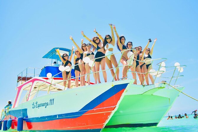 Private Catamaran wonderful Snorqueling slide & entartaiment team - Entertainment crew and the photographer reality check