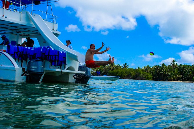 Private Snorkeling in Punta Cana - Fresh-water shower on board: a surprisingly big quality-of-life win