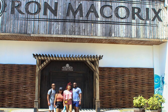 Private Tour in Puerto Plata and La Playa - Pink Alley and Calle de las Sombrillas: fast photos, lots of energy
