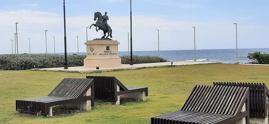 Puerto Plata: City tour through the historic old town - Independence Park and San Felipe Cathedral: Local life in the center