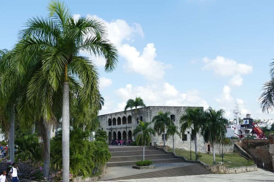 Punta Cana: Experience the essence of Santo Domingo with lunch and the Colonial Zone - Extra guided stop time, plus the souvenir reality