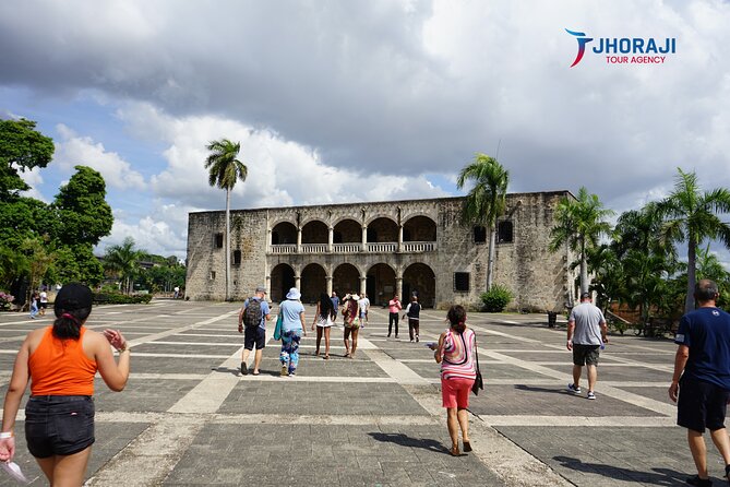 Punta Cana Panoramic Tour of The City of Santo Domingo - Rain, umbrellas, and why the guide affects your whole day