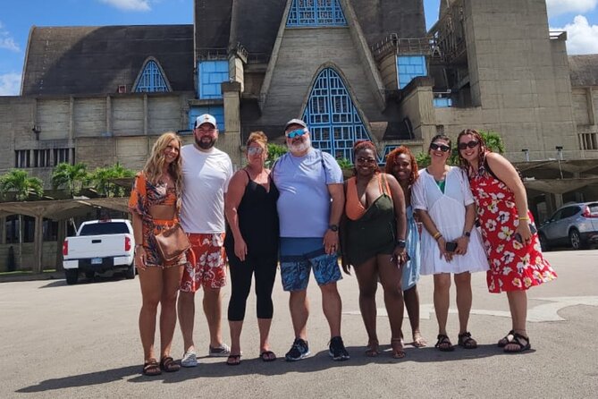 Safari tour with Jhoraji : mountain rivers and local market - The typical Dominican house: cocoa, coffee, and Mama Juana processing