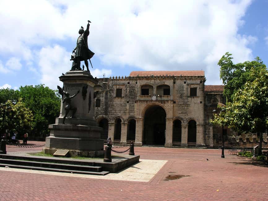 Santo Domingo: Historical City Tour - Alcázar de Colón Photo Stop: A Fast Look at a Big Name