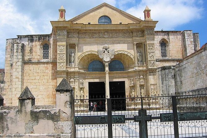 Santo Domingo Sightseeing Tour - Monasterio de San Francisco ruins: a World Heritage Site feeling