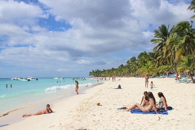 Saona Island Excursion by Catamaran and Speedboat (Full Day) - Live Entertainment and the Guide Factor