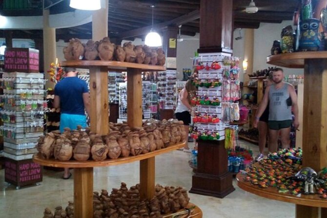Shopping Tour In Don Lucas Cigar Factory, Rum tasting, Cocoa factory, Souvenirs - Cocoa factory stop: chocolate, cocoa tea, and practical souvenir choices