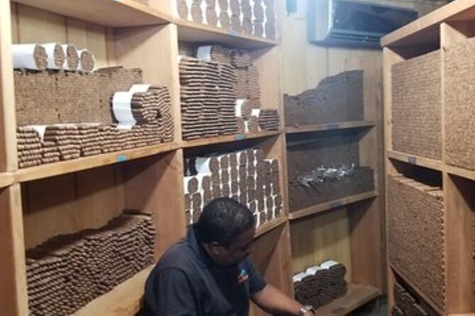 Shopping Tour In Don Lucas Cigar Factory, Rum tasting, Cocoa factory, Souvenirs - The culture-and-crafts wing: mud and clay, plus an art stop