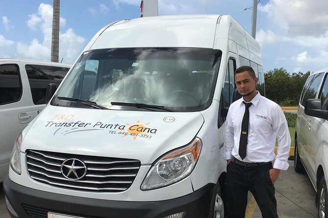 Transfers of 1-6 people Punta Cana area - Hotel Pickup with a Sign and Mobile Ticket