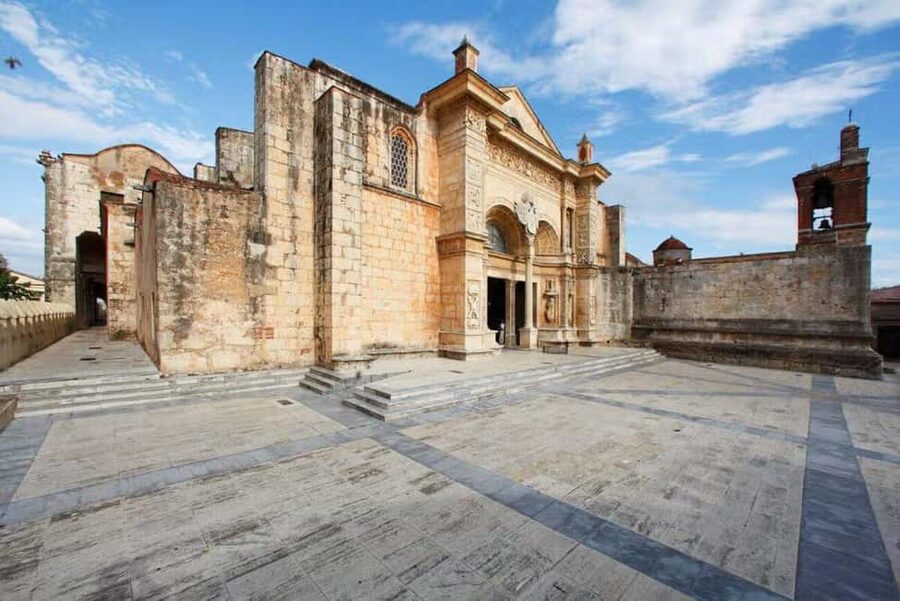 Zona Colonial: Recorrido Histórico con Chocolate y Mamajuana - Alcázar de Colón: Power in Stone, Not Just a Name