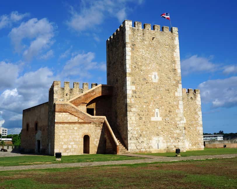 Zona Colonial: Recorrido Histórico con Chocolate y Mamajuana - Fortaleza Ozama: A Quick Guided Stop That Adds Context