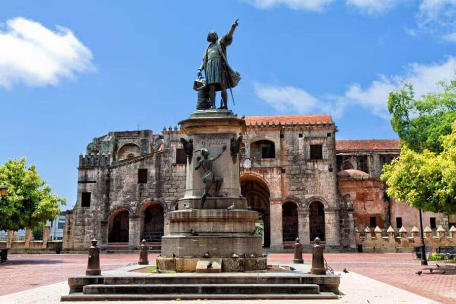 Zona Colonial: Recorrido Histórico con Chocolate y Mamajuana - Meeting at the Reloj del Sol, Then Starting from the Chapel